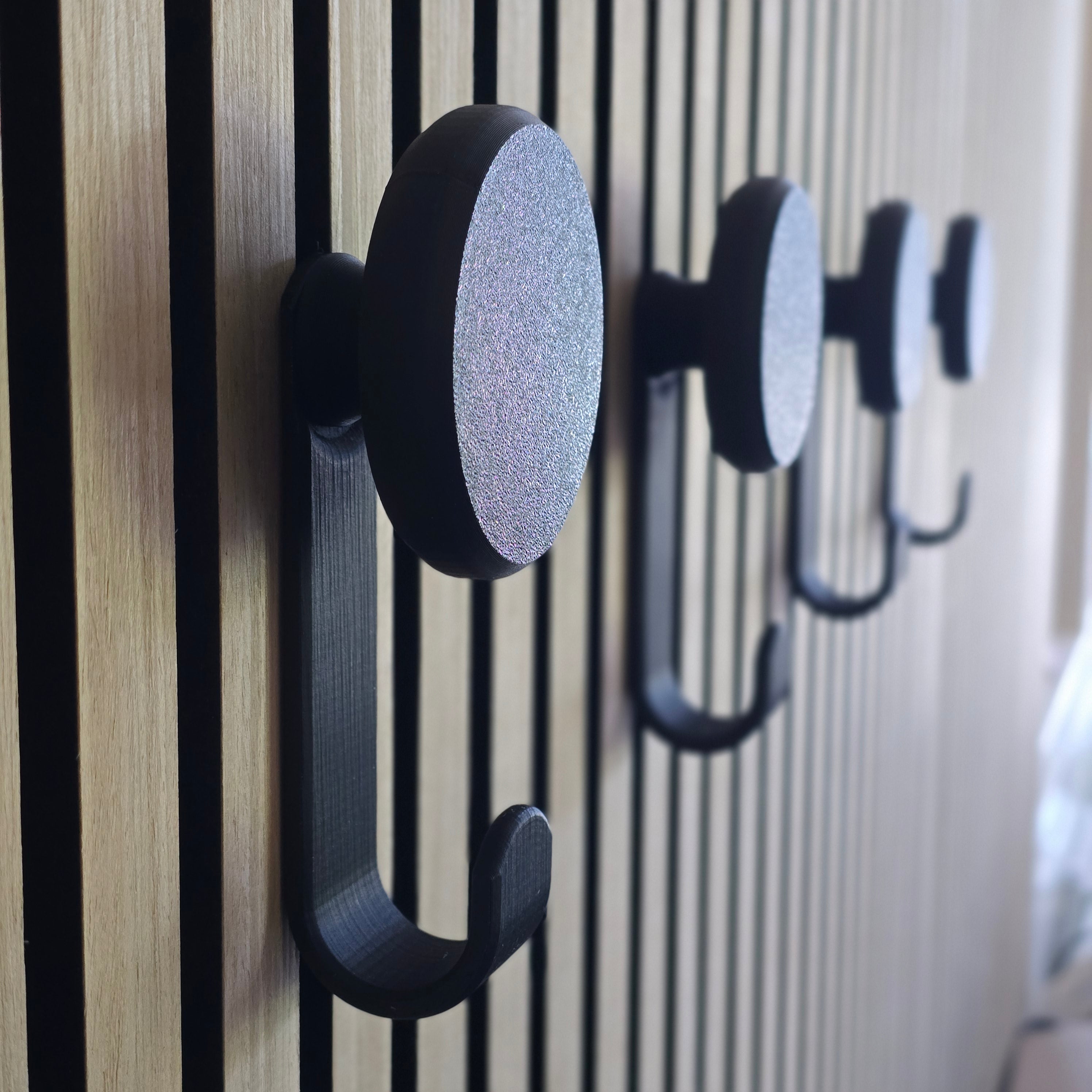 Ronde hanger/haak - Installatie: Schroef-in